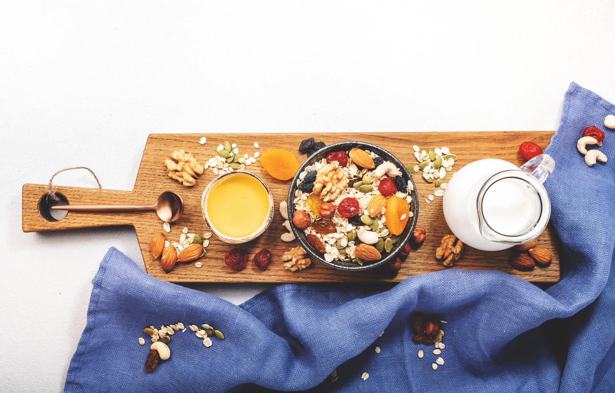 Zestaw śniadaniowy w naturalnym świetle
